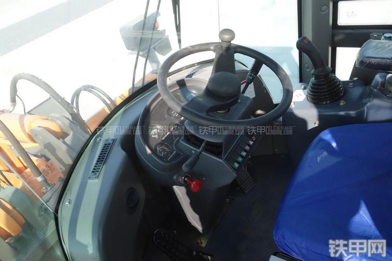 英轩重工YX636装载机展会( )