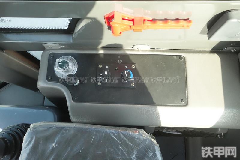 英轩重工YX636装载机展会( )