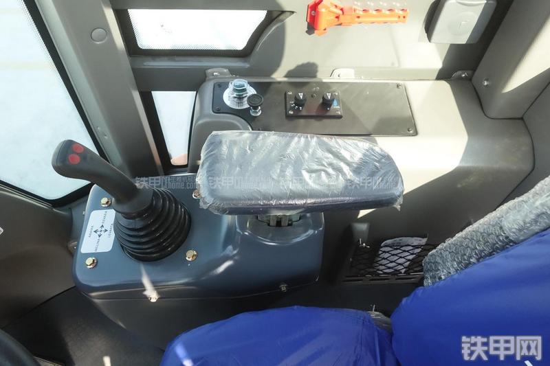 英轩重工YX636装载机展会( )