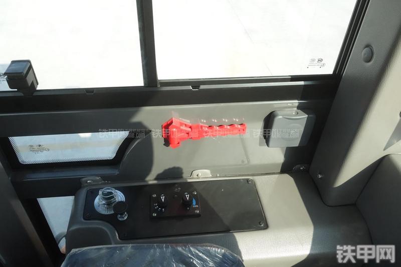 英轩重工YX636装载机展会( )