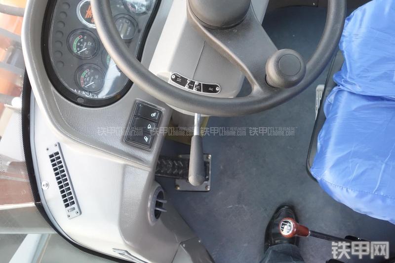 英轩重工YX635装载机展会( )