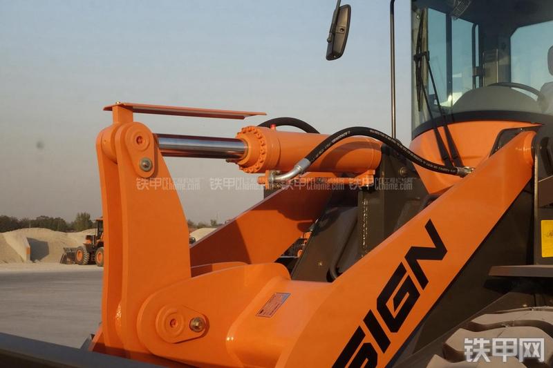 英轩重工YX635装载机展会( )