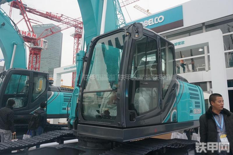 神钢SK250-10挖掘机局部