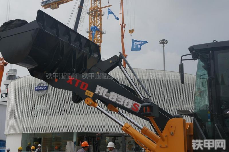 现代HL830S装载机局部