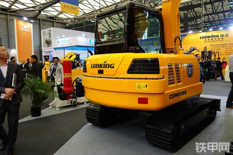 龙工CDM6065挖掘机局部