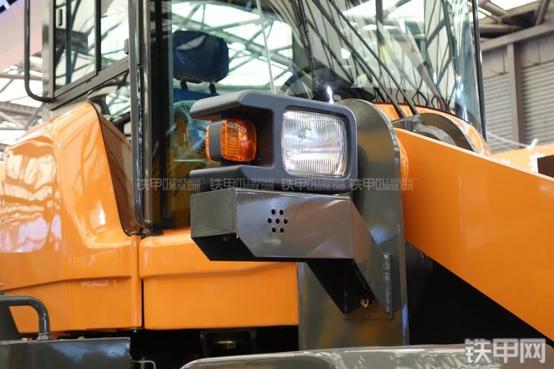 英轩重工YX667装载机局部