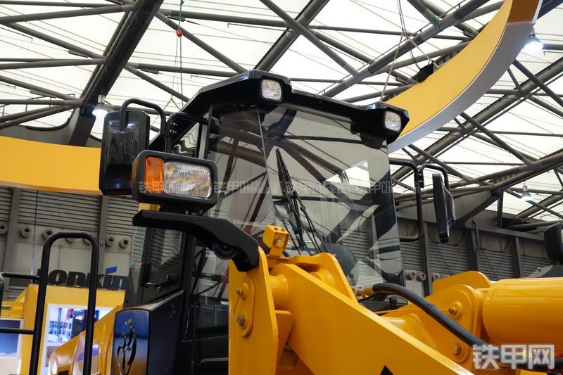 龙工CDM858装载机局部