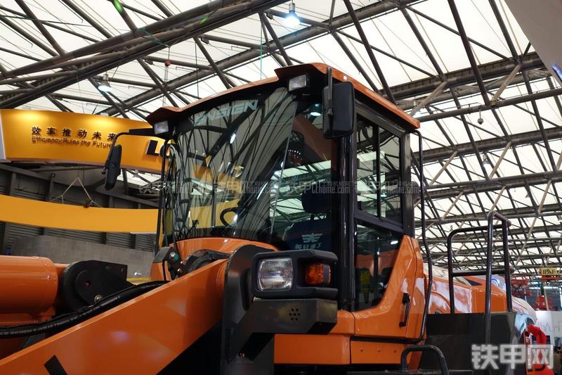 英轩重工YX667装载机局部