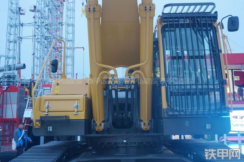 山东临工LG6460E挖掘机局部