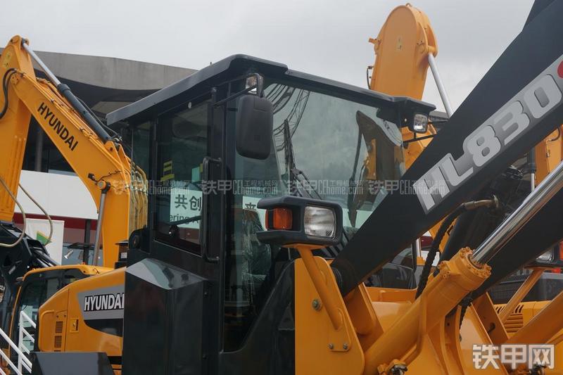 现代HL830S装载机局部