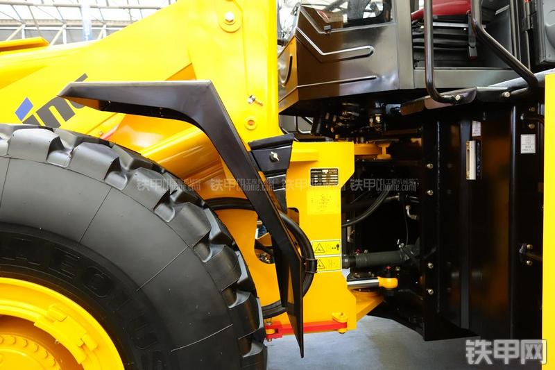 龙工CDM858装载机局部