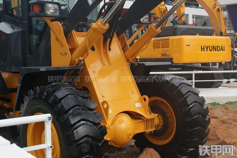 现代HL830S装载机局部