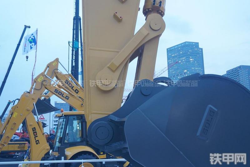 山东临工LG6460E挖掘机局部