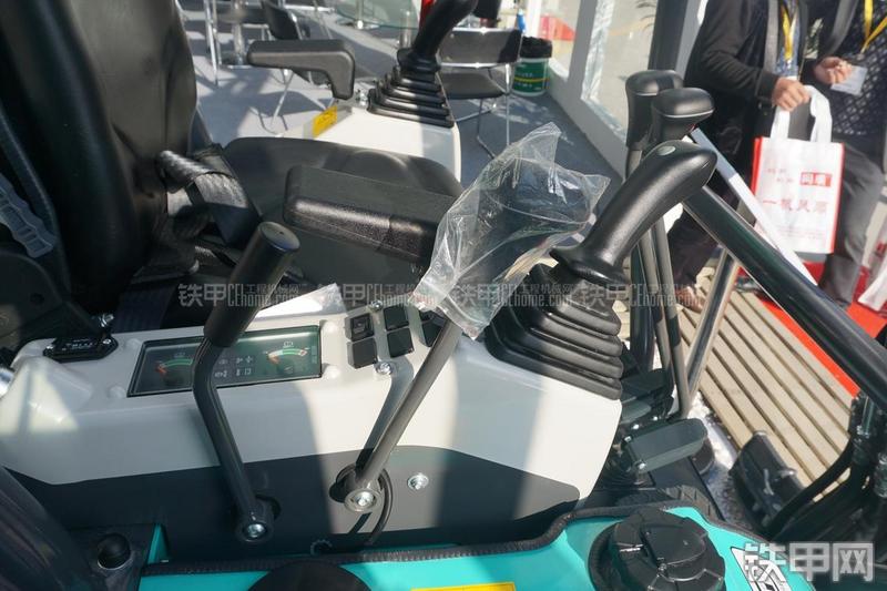 石川岛IHI-18VX挖掘机局部