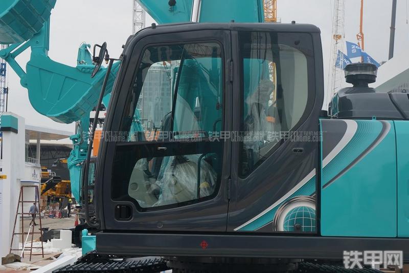 神钢SK250-10挖掘机局部