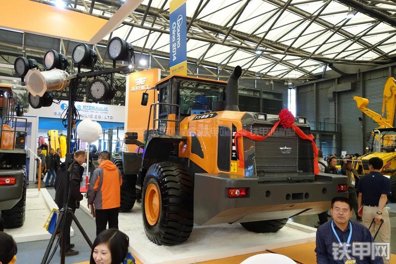 英轩重工YX667装载机局部