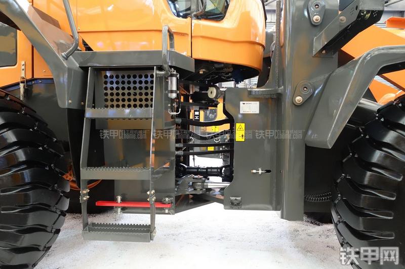 英轩重工YX667装载机局部