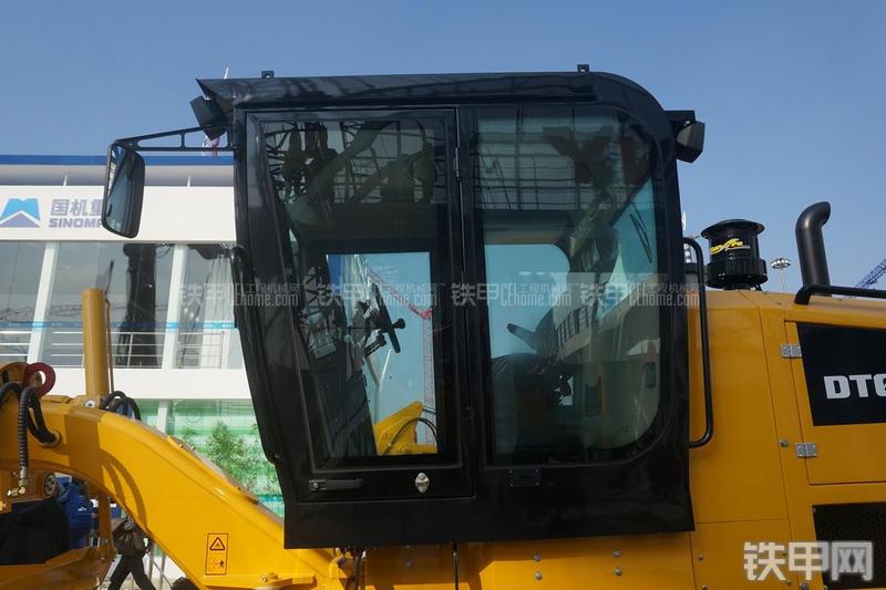 国机重工DT620平地机局部