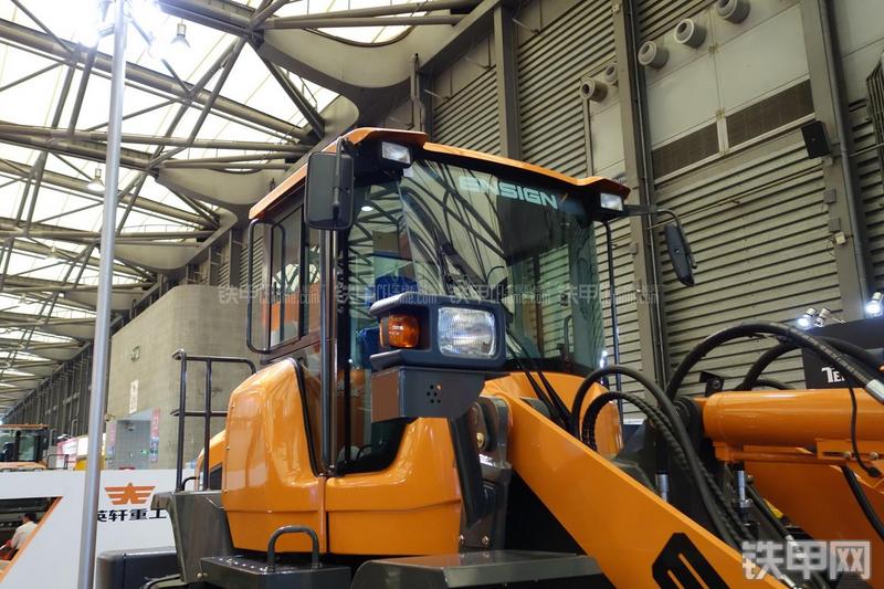 英轩重工YX638装载机展会( )