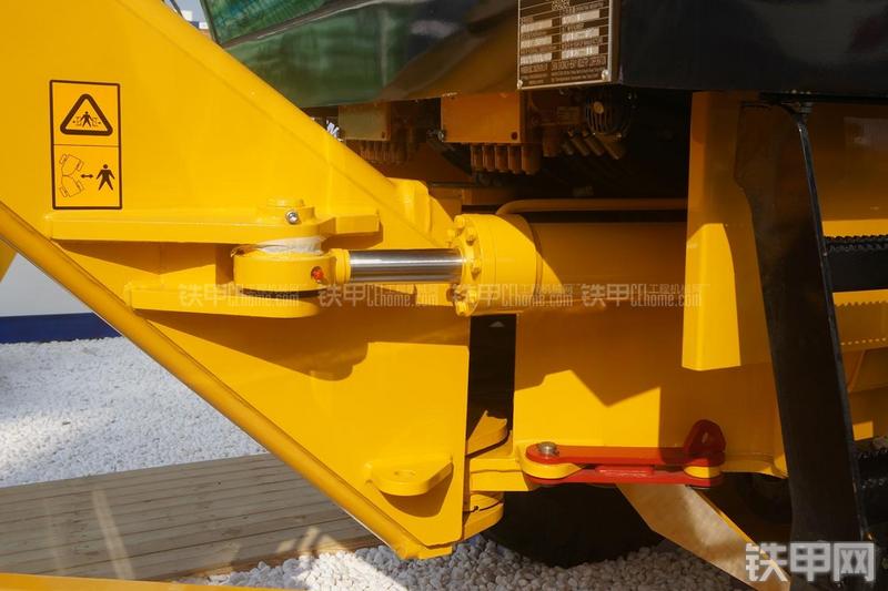 国机重工DT620平地机局部