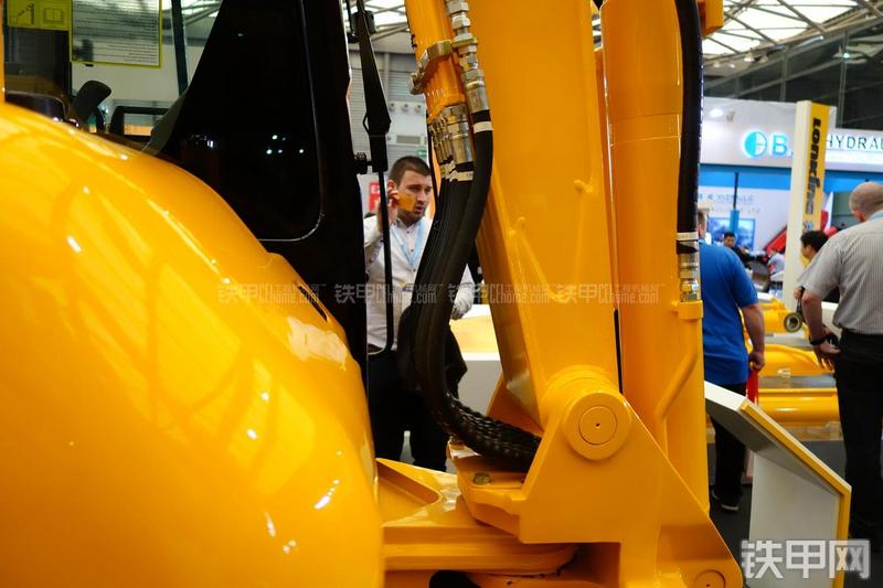 龙工CDM6065挖掘机局部