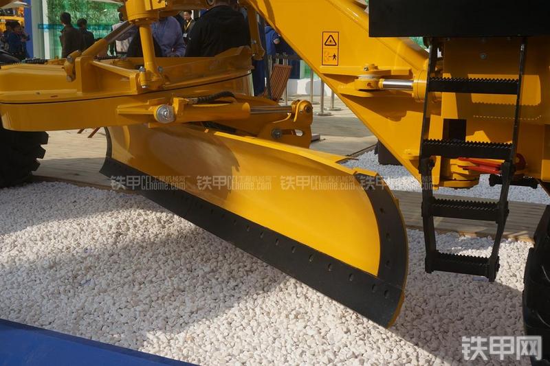 国机重工DT620平地机局部