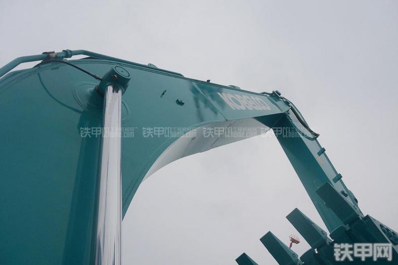 神钢SK250-10挖掘机局部