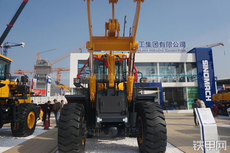 国机重工950LNG装载机整机外观