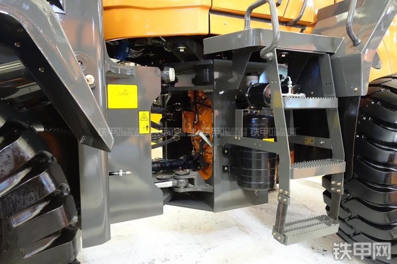 英轩重工YX667装载机局部