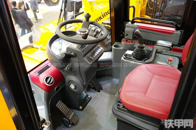 龙工CDM858装载机局部