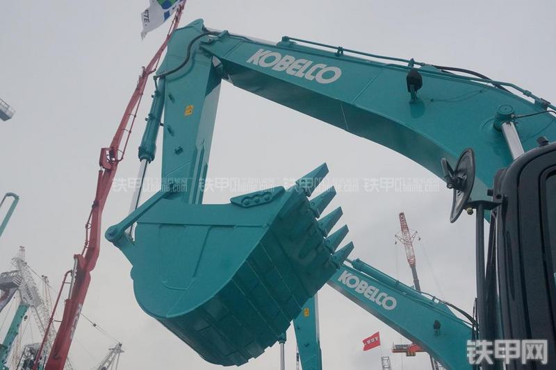 神钢SK250-10挖掘机局部