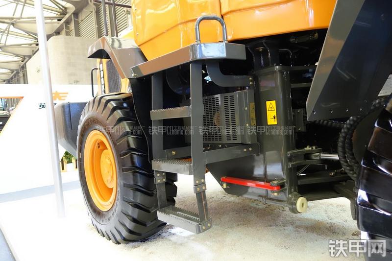 英轩重工YX638装载机展会( )