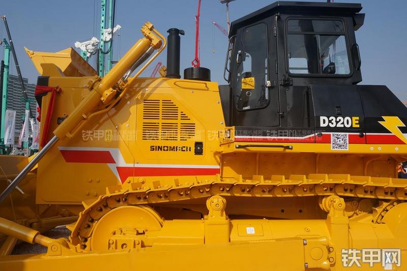 国机重工D320E推土机整机外观