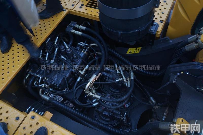 山东临工LG6460E挖掘机局部