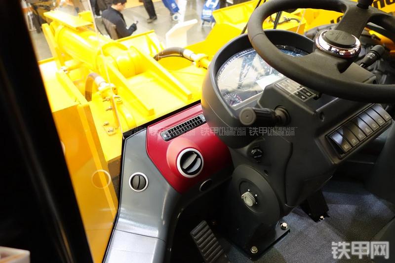 龙工CDM858装载机局部