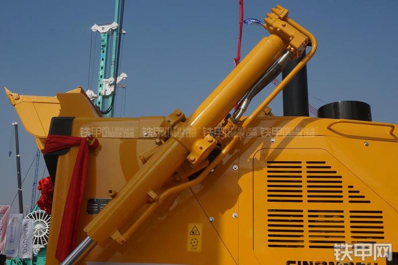 国机重工D320E推土机局部