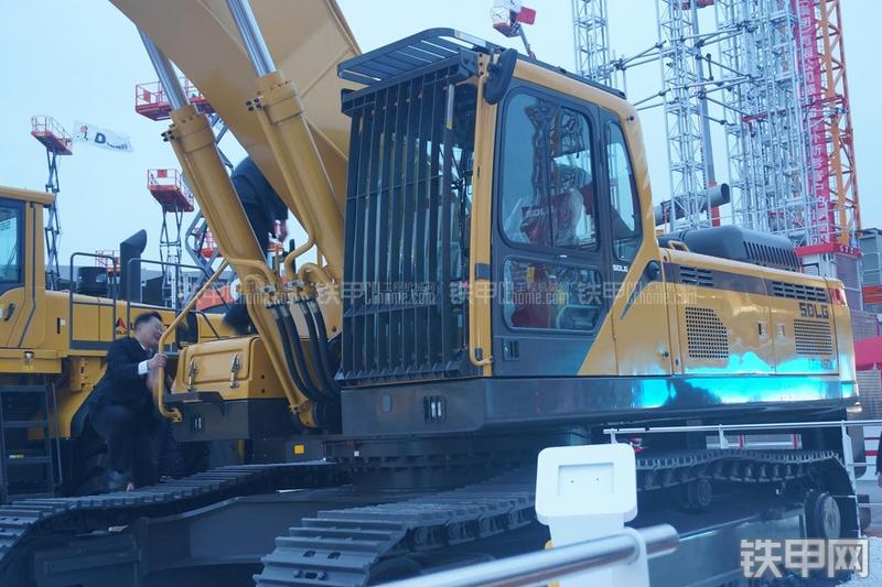 山东临工LG6460E挖掘机局部