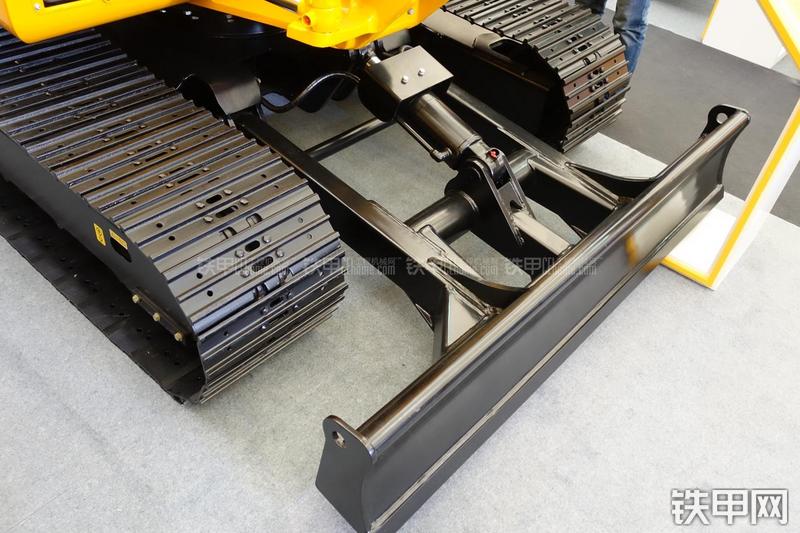 龙工CDM6065挖掘机局部