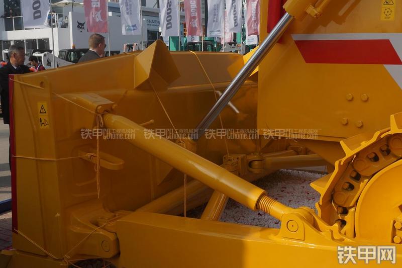 国机重工D320E推土机局部
