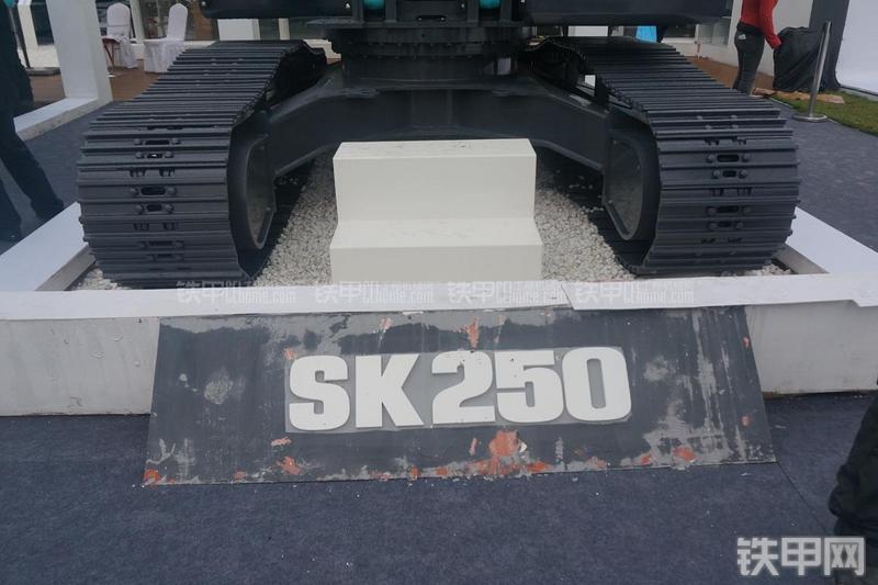 神钢SK250-10挖掘机局部