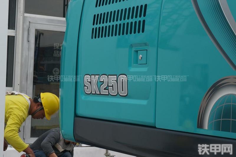神钢SK250-10挖掘机局部