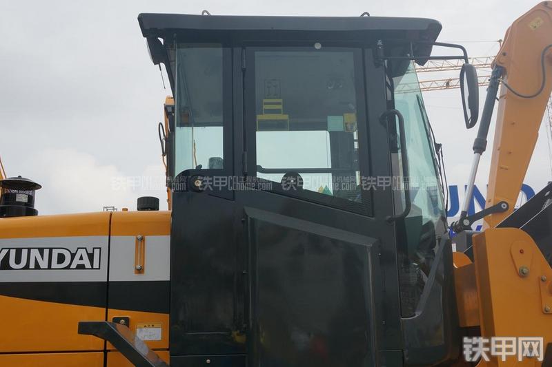 现代HL830S装载机局部