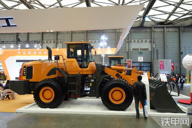 英轩重工YX667装载机整机外观