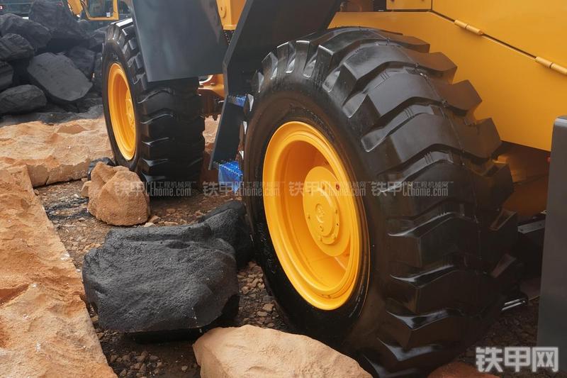 现代HL830S装载机局部