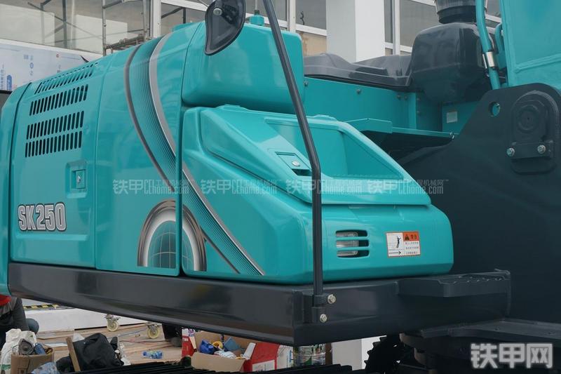 神钢SK250-10挖掘机局部