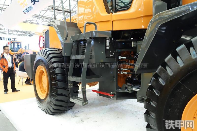 英轩重工YX667装载机局部