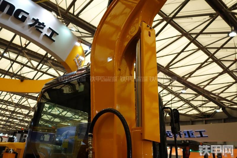 龙工CDM6065挖掘机局部