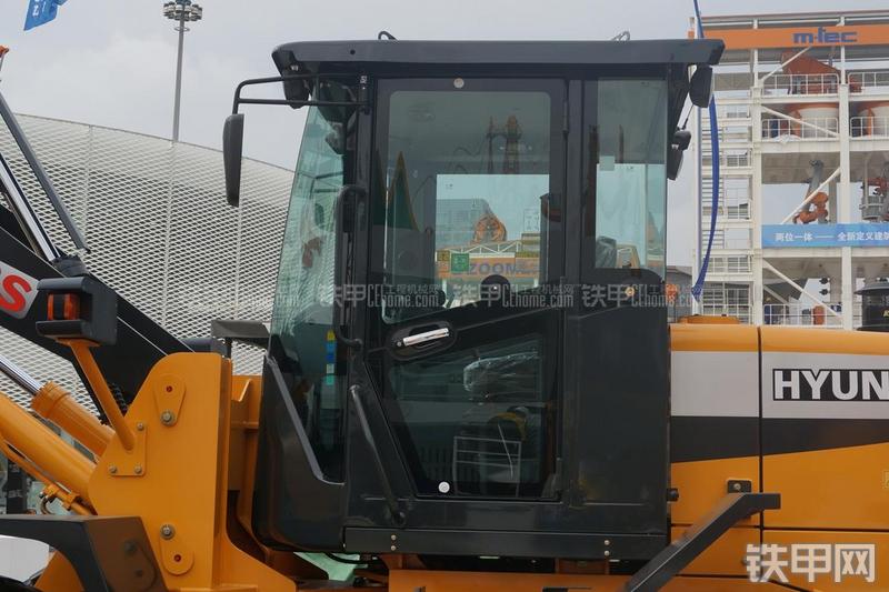 现代HL830S装载机局部