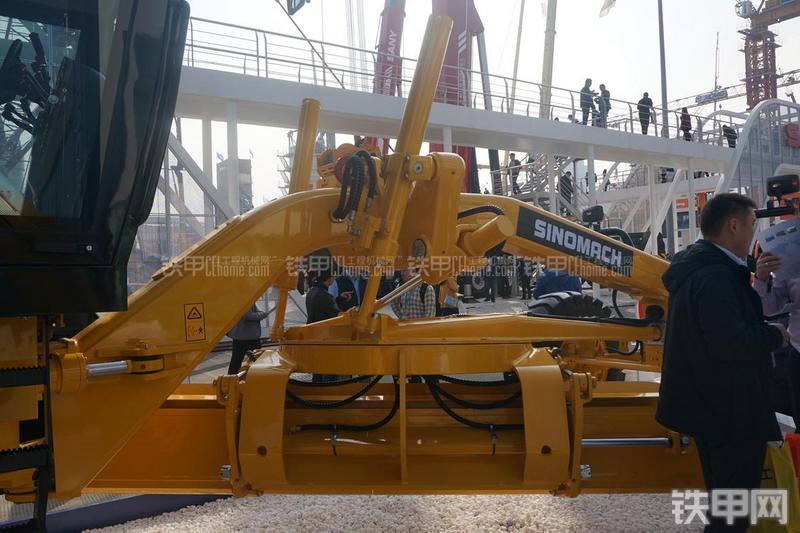 国机重工DT620平地机局部