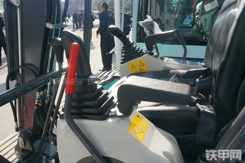 石川岛IHI-18VX挖掘机局部